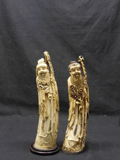 ASIE Deux sujets en ivoire teinté représentant des dieux du Tao tenant bâton et branche...