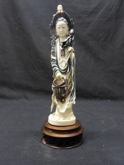 ASIE Sujet en ivoire polychrome représentant une Guanyin debout tenant une tige de...