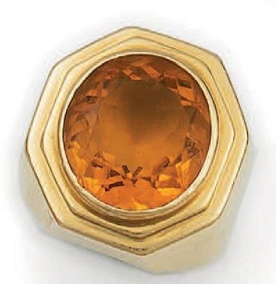 null Bague chevalière en or jaune, modèle à pans serti d'une citrine ronde facettée....