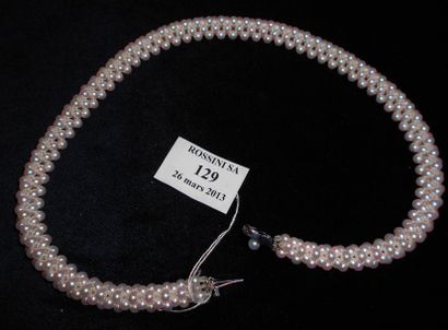 Collier composé de plusieurs rangs de perles...