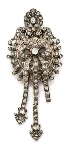 null Broche pendentif à décor de rosace et pampilles en or et argent, sertie de diamants...