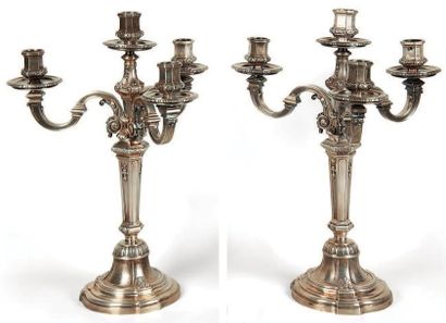 null Paire de candélabres en argent de style Louis XV à trois bras et quatre lumières....