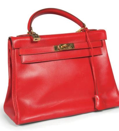 HERMES Paris made in france Sac "Kelly" 32 cm en cuir rouge vif, garniture en métal...