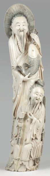 null Important groupe en ivoire représentant deux des dieux du Tao, souriant, l'un...