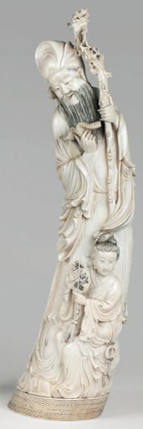 null Sujet en ivoire sculpté représentant un dieu du Tao tenant un bâton noueux et...