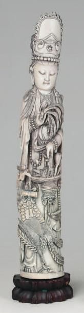 null Sujet en ivoire représentant une divinité féminine tenant un feuillage et un...