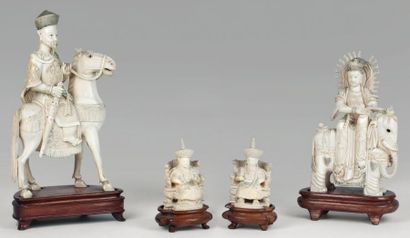 null Lot de quatre sujets en ivoire, comprenant un cavalier, la divinité Puxian assise...