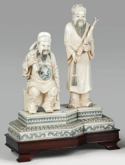 null Groupe en ivoire représentant deux des dieux du Tao, sur une base en placage...