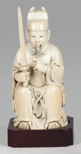 null Sujet en ivoire représentant un dieu du Tao assis sur un rocher, tenant une...