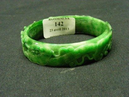 null Bracelet en jadéite verte sculpté en léger relief de chauvessouris, sapèques...