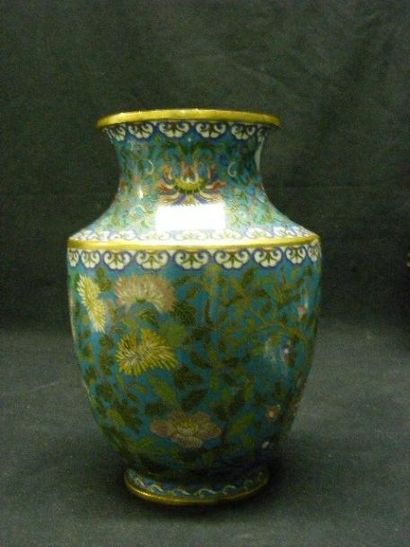 null Vase balustre à ouverture évasée, en bronze et émaux poly - chromes sur fond...