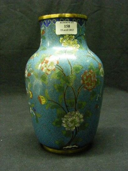 null Vase de forme balustre en émaux cloisonnés polychrome sur fond bleu. Décor d'arbustes...