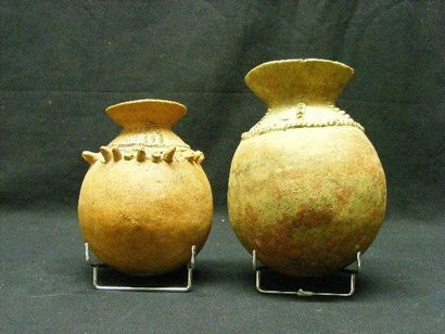 null Lot de deux poteries en terre cuite Ghimbala. Mali. Haut.: 16 et 20 cm