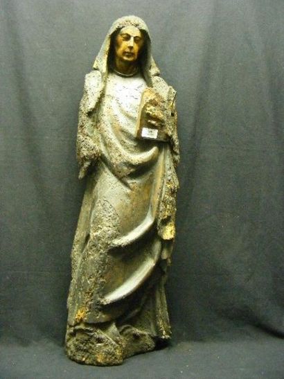 null Sainte femme en bois sculpté du XVIe siècle. Elle est représentée debout tenant...