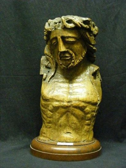 null Buste de Christ en chêne sculpté du XVIIe siècle. Il a été coupé sur un christ...