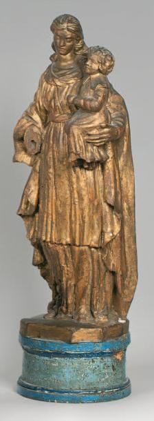 null Vierge à l'Enfant en bois sculpté et doré du XVIIe siècle. Elle est représentée...