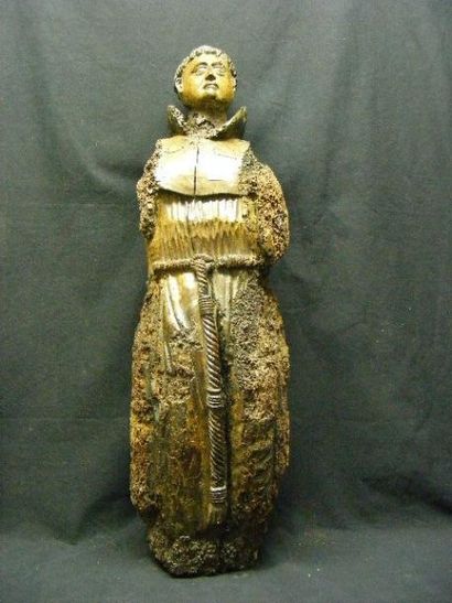 null Moine en bois sculpté du XVIIe siècle. Il est est debout vêtu de sa robe de...