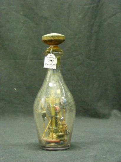 null Crucifix en bois polychrome dans une bouteille du XIXe siècle. Ce travail qui...