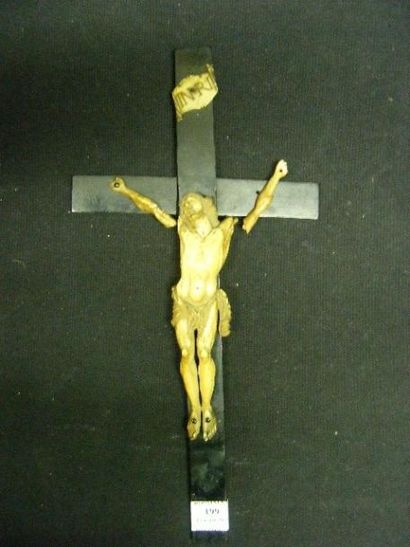 null Christ en ivoire sculpté du XVIIIe siècle. Avec ses bras orientés vers le haut,...