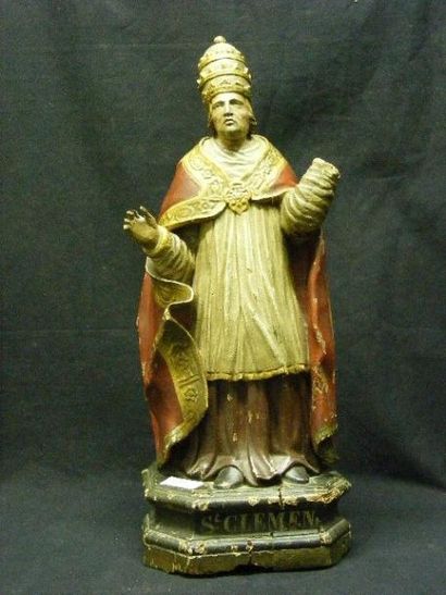 null Saint Clément en bois sculpté du XVIIIe siècle. Il est représenté debout coiffé...