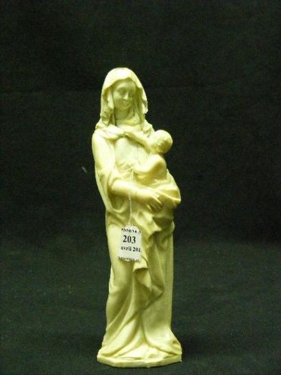 null Petite vierge à l'Enfant en ivoire sculpté du XIXe siècle. Cette Vierge néogothique...
