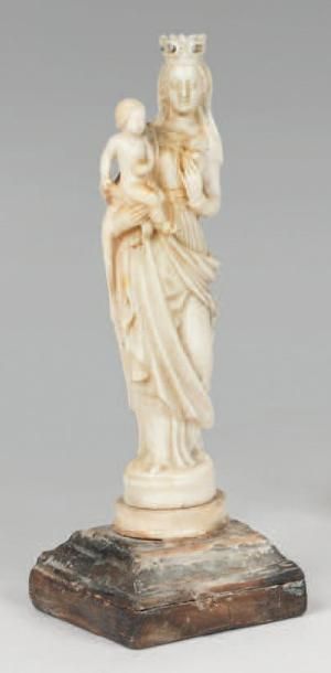 null Vierge en ivoire sculpté dieppoise du XVIIIe siècle. Elle est représentée debout...