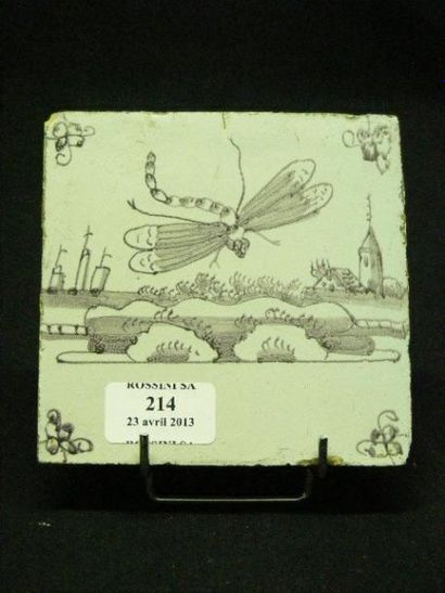DELFT Carreau à décor de camaïeu de manganèse d'une libellule dans un paysage. XVIIIe...