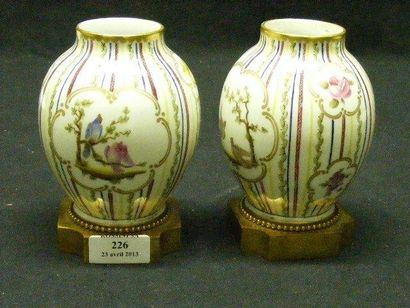 SÈVRES (GENRE DE) Paire de petits vases ovoïdes à décor polychrome de volatiles et...