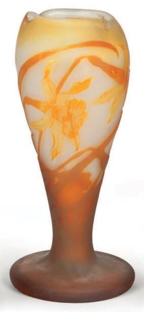 Emile GALLE (1846 -1904) Vase conique plat sur base ronde à col lancéolé à chaud....