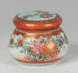 null Encrier ou petit récipient, en porcelaine de Kutani. Décor polychrome de fleurs,...