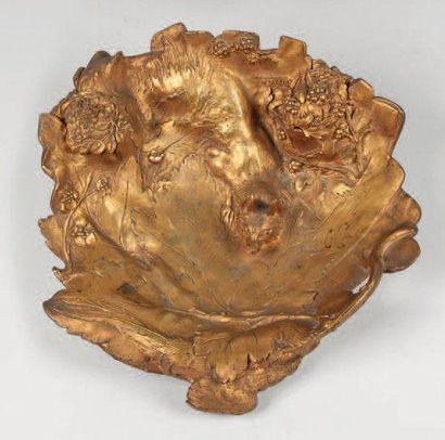 null Encrier Art Nouveau en bronze doré à décor d'un renard et de feuilles. Deux...