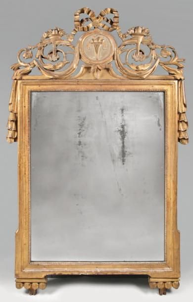 null Miroir en bois sculpté et doré de forme rectangulaire bordé de rang de perles...