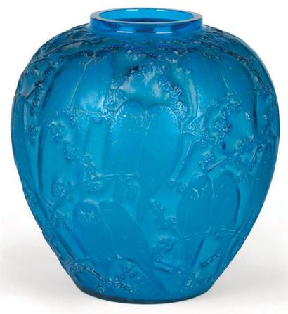 René LALIQUE (1860 -1945) Vase "Perruches" (1919). Épreuve en verre bleu teinté dans...