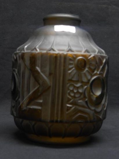 SCAILMONT Vase soufflé moulé en verre ambré à corps cylindrique. Décor de frises...