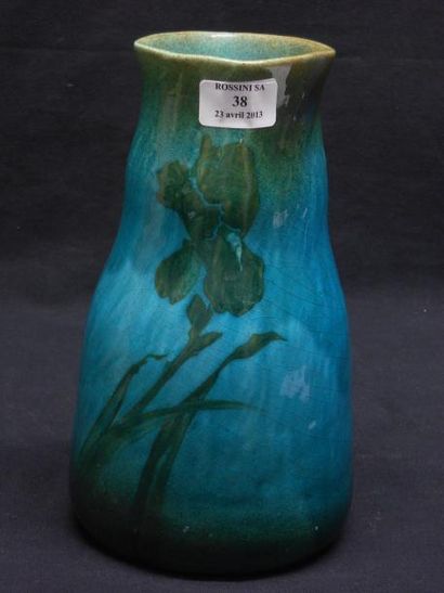 Clément MASSIER (1857-1933) Vase en céramique à corps conique légèrement étranglé....