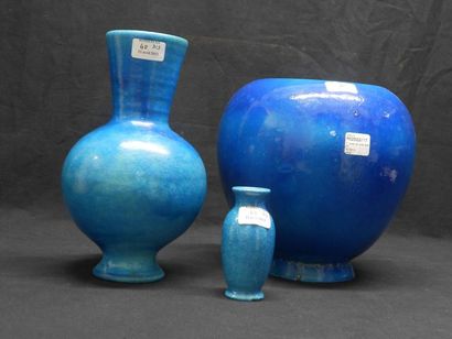 Lachenal Lot de trois vases en grès à émail bleu, l'un à corps sphérique sur talon...