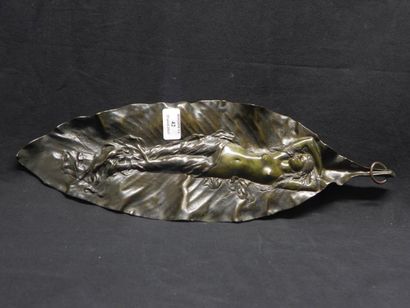 Georges DELPERIER Bronze d'applique à suspendre en forme de feuille ornementée d'une...