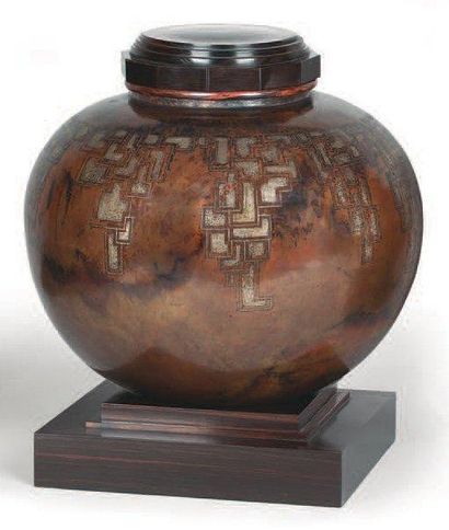 Jean DUNAND (1877-1942) Vase sphérique en dinanderie à petit col annulaire ourlé....