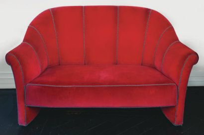 Josef HOFFMANN (D'après) Sofa deux places avec armature en bois tapissée de velours...