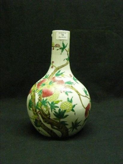 null Vase bouteille en porcelaine et émaux de style famille rose à décor de pêches...