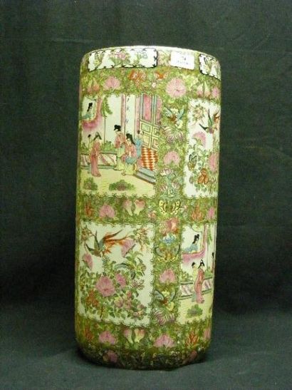 null Vase cylindrique en porcelaine de Canton à décor en émaux de style famille rose...