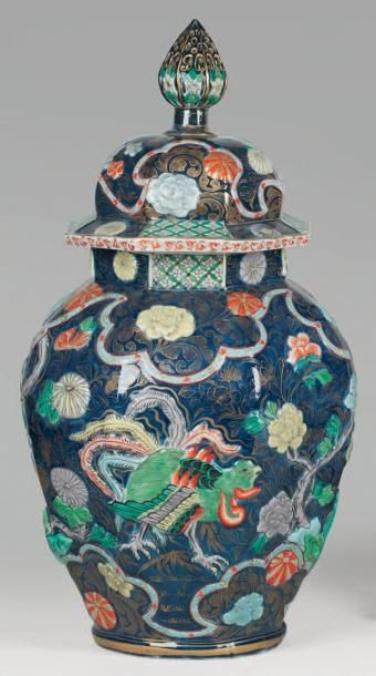null Vase balustre couvert de forme octogonale, en porcelaine d'Imari, à décor en...