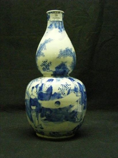 null Vase de forme double-gourde en porcelaine bleu-blanc à décor des sept sages...