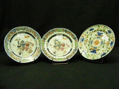 null Trois assiettes en porcelaine de la Cie des Indes, dont une paire dite "Imari...