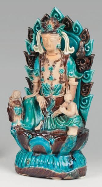 null Sujet en céramique émaillé turquoise et aubergine, représentant la déesse Guan...