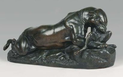 Antoine-Louis BARYE Jaguar dévorant un lièvre Deuxième réduction, modèle circa 1850,...