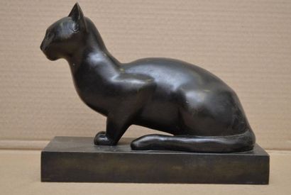 André LASSERRE Chat tapi, 1925 Bronze à patine brune (usures et oxydations), sur...
