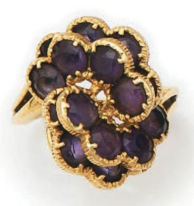 null Bague fleur en or jaune mouvementée, sertie d'améthystes. Tour de doigt: 56....