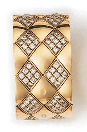 CHANEL Modèle Matelassé. Bague composée d'un large anneau en or à décor losangique...