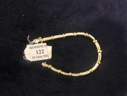 null Bracelet articulé en or jaune, composé de motifs rectangulaires pavés de diamants...